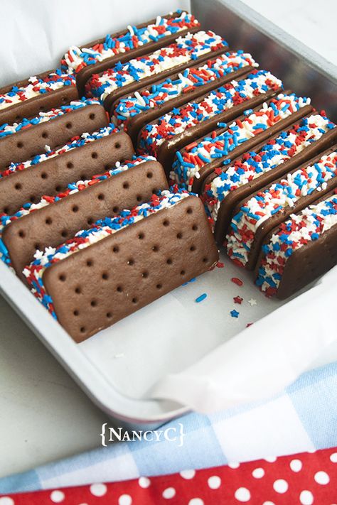 Summer Ice Cream Party, 4th July Food, Dessert Oreo, Patriotic Food, Patriotic Desserts, 4th Of July Desserts, Summer Ice Cream, Fourth Of July Food, Ice Cream Sandwiches