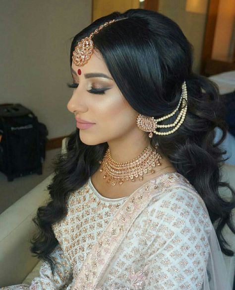 Hairstyle With Sahara Earrings, Sahara Earrings Hairstyle, Valima Makeup, Pakistani Hair, Sahara Earrings, Asian Party, Wedding Makeup Bride, Cultural Fashion, Bridal Eye Makeup