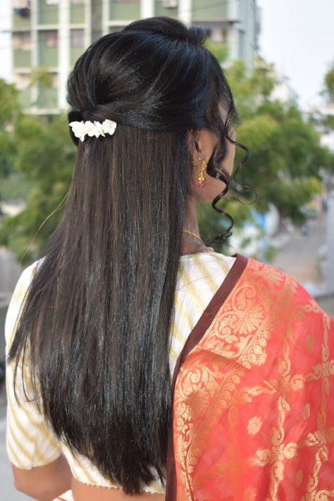 Hair Stail, Hair Style On Saree, Open Hair, Simple Hairstyle, Lace Suit, Long Indian Hair, Long Silky Hair, Front Hair, Latest Bridal Mehndi Designs