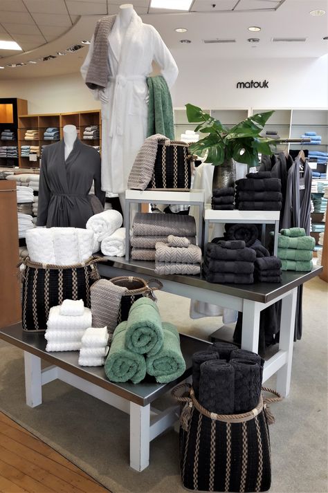 Home Visual Merchandising, Visual Merchandising Displays Retail, Retail Store Layout, Store Interior Design, Towel Display, Clothing Store Displays, Retail Design Display, Retail Store Interior Design, Retail Store Display