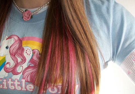 Pink Hair Streaks, Blonde Hair With Pink Highlights, Wild Hair Color, Rambut Brunette, Pink Streaks, Pink Blonde Hair, Hair With Highlights, Dark Caramel, Hair Streaks