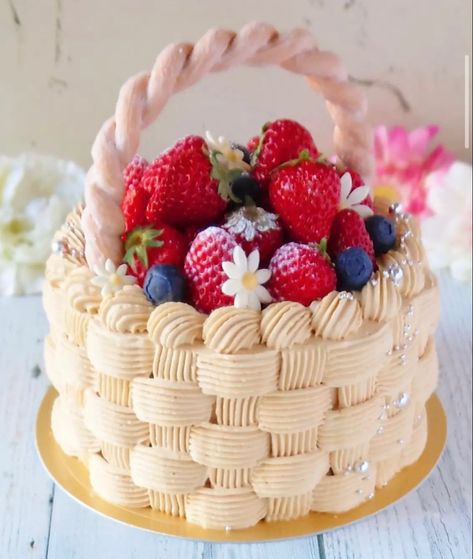 Basket Cake Design, Chocolate Hazelnut Recipes, Fruit Basket Cake, Flower Basket Cake, Cake Basket, Strawberry Birthday Cake, Fresh Fruit Cake, Cake Decorating For Beginners, Elegant Birthday Cakes