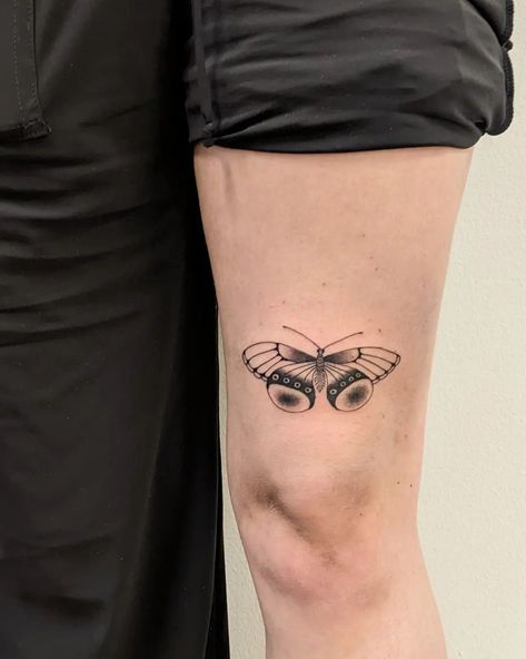 〰️ 🦋 Cute little butterfly for Olivia 🦋〰️ Thank you again for your trust ! — Done at Soulskin Tattoo Studio . . . . . . . . . #flashtattoo #tattooaprentice #inkdrawing #traditionnalpainting #blackartists #inkillustration #inkwork #blackwork #flashtattoo #japaneseart #orientaltattoo #japanesetattoo #japanesetattooart #japanstyle #butterflies #butterfly #japanesebutterfly #butterflytattoo #orientaltattoo #tattooideas #turku #uniturku #turkutattoo #helsinkitattoo #tatuointiturku #tatuointi ... Japanese Butterfly Tattoo, Japanese Butterfly, Little Butterfly, Japanese Tattoo Art, Ink Illustrations, Black Artists, Japanese Tattoo, Japan Fashion, Butterfly Tattoo