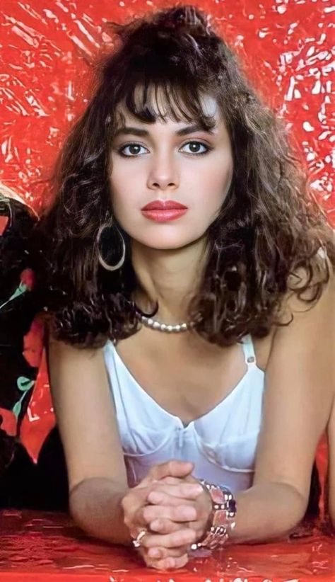 Mary Ann And Ginger, Susanna Hoffs, 80s Celebrities, Glamour World, Video Call With Boyfriend Screen Photo, Women Of Rock, Guitar Girl, Female Musicians, Women In Music