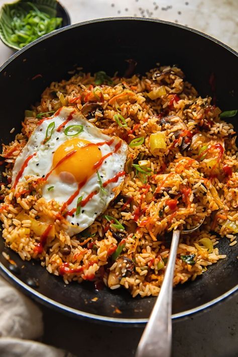 Easy Kimchi Fried Rice - Vikalinka Beef Fried Rice Recipe, Vegetarian Kimchi, Kimchi Rice, Beef Fried Rice, Kimchi Fried Rice, Kimchi Recipe, Korean Dishes, Fried Rice Recipe, Leftovers Recipes