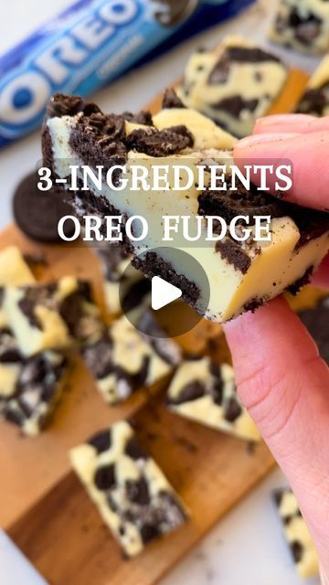 Easy Fudge Recipe 3 Ingredients, Oreo Cookie Fudge, Cookie Fudge Recipe, Oreo Fudge Recipe, Simple Delicious Recipes, Oreo Fudge, Natalie Cole, Dipped Oreos, Fudge Bars