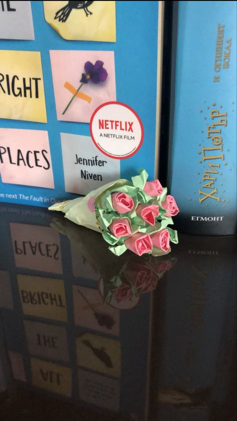 Cute paper flower bouquet from post-it notes(sticky tabs) Paper Tulips Aesthetic, Post It Flower Bouquet Tutorial, Post It Note Bouquet, Paper Flowers Post It Notes, Cute Origami Flower Bouquet, Sticky Notes Flower Bouquet, Flowers From Sticky Notes, Sticky Note Rose Bouquet, Flower From Sticky Notes