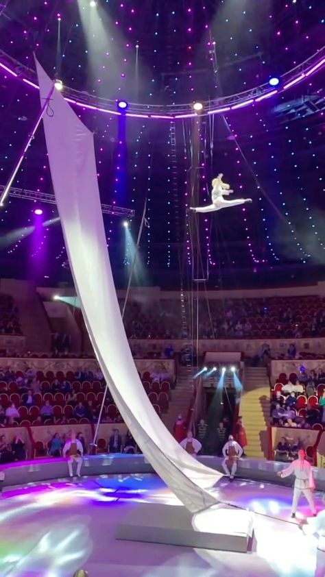 Circus Acrobat, Aerial Acrobatics, Trippy Visuals, Fun Places To Go, Wow Video, Dance Steps, Health Journey, Beautiful Views Video, Beautiful Gif