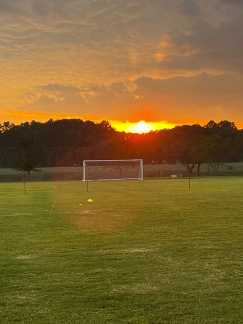 Soccer Sunset, Soccer Pitch, Soccer Backgrounds, Soccer Photography, Soccer Stuff, Aesthetic Places, Football Pitch, Football Training, Football Pictures