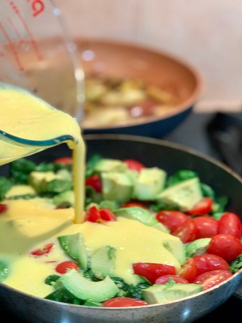 Eggs Tomato Avocado, Eggs Avocado Tomato Breakfast, Spinach Tomato Omelette, Avocado Omelette, Frittata Recipes Baked, Brunch Egg Dishes, Avocado And Spinach, Egg Casseroles, Tomato Frittata