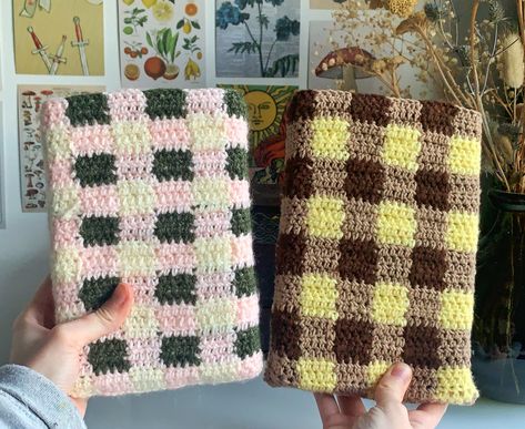 Check Crochet, Crochet Gingham, Gingham Crochet, Crochet Book Sleeve, Crochet Book Cover, Book Sleeves, Crochet Book, Crochet Inspo, Book Sleeve