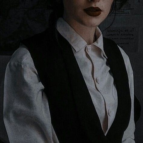 Making A Deal Aesthetic, Six Of Crows Clothes Aesthetic, Peaky Blinders Women Aesthetic, Female Spy Aesthetic Vintage, Ada Shelby Aesthetic, Vintage Lady Aesthetic, Zatanna Zatara Aesthetic, 1920s Aesthetic Dark, Peaky Blinders Oc