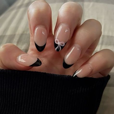 Nail inspo���🧁💅🏻 - -dm to place order -follow @nailsecrets.co - Nail kit include - set of 10 nails, nail glue , nail glue tabs, cuticle pusher, filer, alcohol swabs, instructional manual and freebies 💕🍁 - - - - - - - 🏷 #nail #nailart #stickon #stickonnails #customiseablenails #nails #pressonnails #pressons #pressonnailsindia #stickonnailsindia #pressonnailsonsale #supportsmallbusiness #smallbusinessindia #smallbusinessjammu #easypressonnails #pressonjammu Long Black Nails, Paznokcie Hello Kitty, Bow Nail Designs, Black Gel Nails, Classy Acrylic, Colourful Nails, Summer Gel Nails, December Nails, Black Acrylic Nails