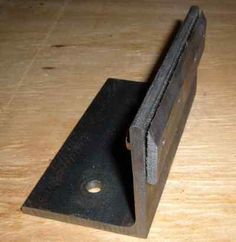 Knife Sharpening Jig, Knife Grinding Jig, Homemade Knife, Belt Grinder Plans, Collector Knives, Knife Tools, Knife Making Tools, Belt Grinder, Blacksmith Tools