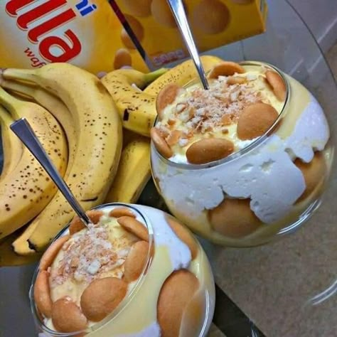 Best Banana Pudding EVER!-id#330687- by Budget101.com Best Banana Pudding Ever, The Best Banana Pudding, Chessmen Cookies, Banana Pudding Desserts, Best Banana Pudding, Trifle Dish, Nilla Wafers, Pepperidge Farm, Crunchy Cookies