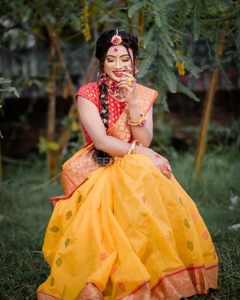 Haldi Poses For Bride Simple, Haldi Single Poses, Haldhi Sarees, Haldi Pic, Haldi Rasam, Haldi Look For Bride, Haldi Pose, Haldi Shoot, Haldi Photos