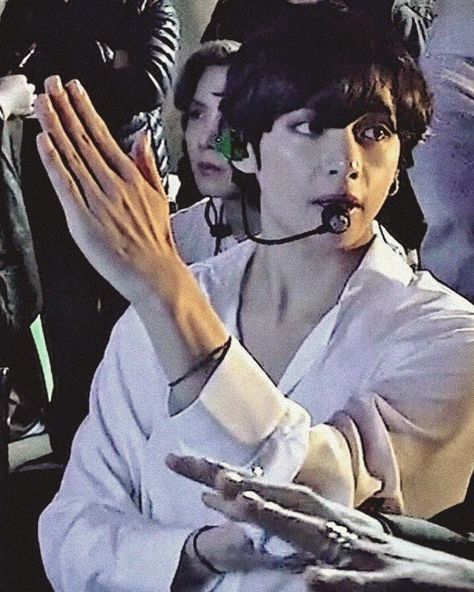 Taehyungs Hand, Jimin Black Hair, Energy Aesthetic, Taehyung Abs, Taehyung Photoshoot, Taehyung Funny, Pretty Hands, Kim Taehyung Funny, Kim Taehyung Wallpaper