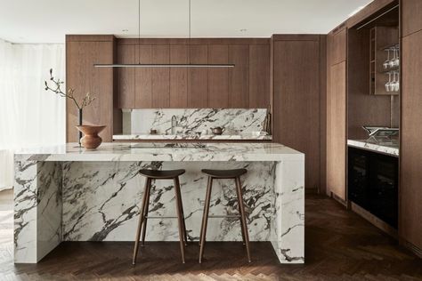 15 Marble kitchen island ideas for a bold and luxurious effect Dark Wood And Marble Kitchen, Kitchen Natural Stone, Kitchen With Dark Wood Cabinets, Post In Kitchen, Island Marble, Marble Kitchen Island, Grey Kitchen Island, Light Wood Cabinets, Marble Island