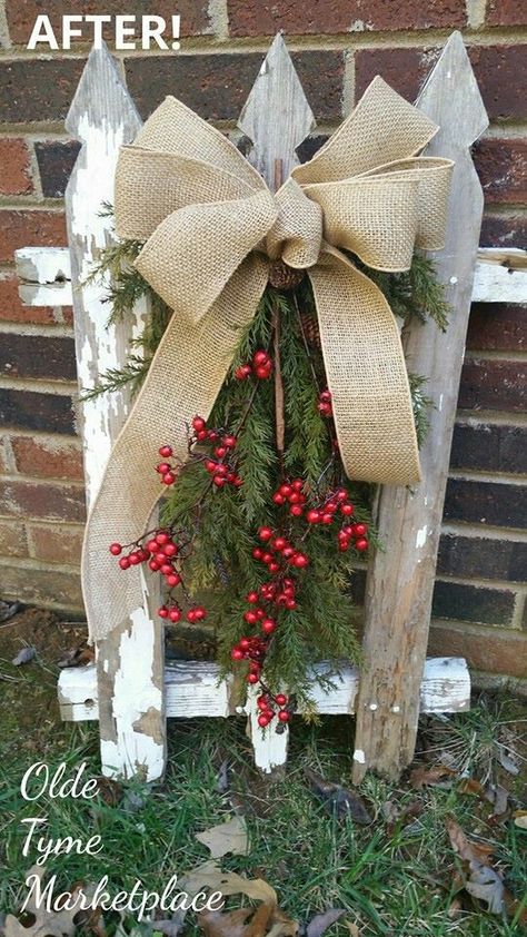 Christmas Fence Christmas Decorations, Christmas Crockpot, Christmas Garden, Christmas Porch, Primitive Christmas, Cool Ideas, Picket Fence, Christmas Wood, Country Christmas