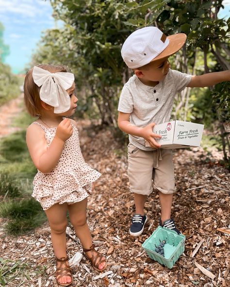 Sibling Outfits Brother Sister, Older Brother Little Sister Aesthetic, Brother And Sister Outfits, Brother Sister Outfits, Toddler Summer Outfits, Children Outfits, Toddler Photoshoot, Twin Toddlers, Girls Sister