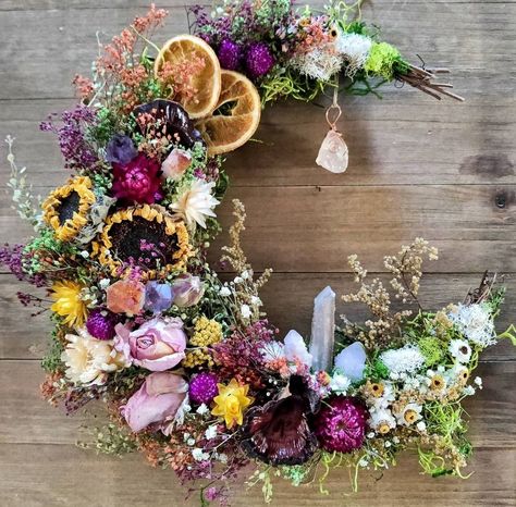 Diy Moon Wreath, Diy Moon, Moon Wreath, Floral Door Wreaths, Happy Sunday Friends, Sunday Friends, Witchy Crafts, Floral Craft, Crystal Crafts