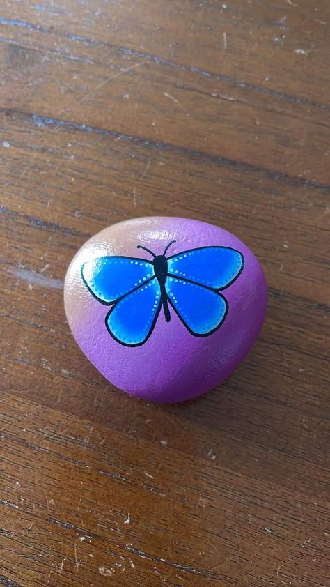 Rock Painting Ideas Butterfly, Purple Painted Rocks Ideas, Painted Rock Butterfly, Butterflies On Rocks Painted Stones, Painted Rocks Butterfly Easy, Lilac Rock Painting, Purple Paint, Rock Painting Patterns, Purple Butterfly