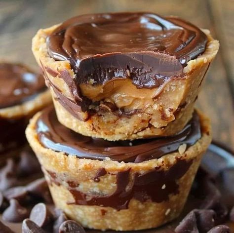 Chocolate Peanut Butter Pies, Peanut Butter Pies, Easy Peanut Butter Pie, Chocolate Rice Krispies, Peanut Butter Rice Krispies, Peanut Butter Cups Recipe, Chocolate Peanut Butter Pie, Peanut Butter Chocolate Bars, Dessert Simple