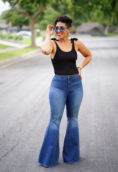 What To Wear With Bell Bottom Jeans Plus Size, How To Style Flares, Outfit Ideas Midsize, University Outfit Ideas, Outfit Ideas Male, Online Sewing Classes, Mimi G Style, Flare Jeans Outfit, Country Concert Outfits