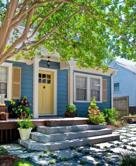 front door decoration with yellow paint and flowers Yellow Front Doors, Yellow Door, Wood Exterior Door, Pintura Exterior, Yellow Doors, Yellow House, Exterior Paint Colors For House, Front Door Colors, Design Exterior