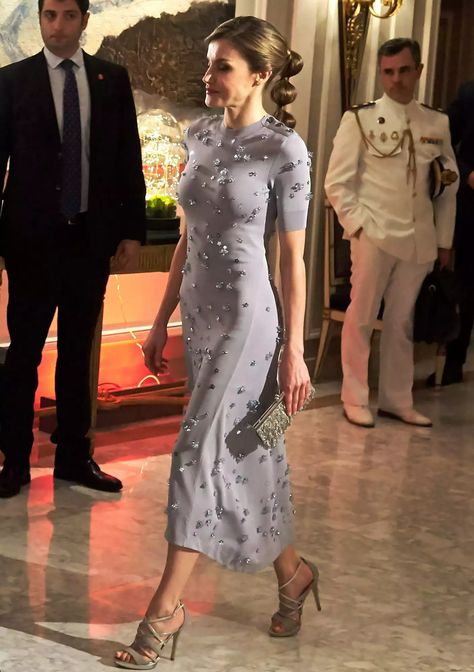 Queen Leticia, White Skirt Suit, David Kibbe, Spanish Queen, 2 Daughters, Spanish Royalty, Embellished Midi Dress, Estilo Real, Princess Kate Middleton