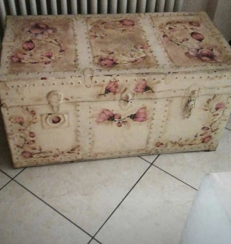 Painting Old Trunks Ideas, Old Trunk Makeover Ideas, Antique Trunk Decor, Repurposed Suitcase, Shabby Chic Trunk, Steamer Trunk Makeover, Trunk Makeover, Chest Makeover, All White Room