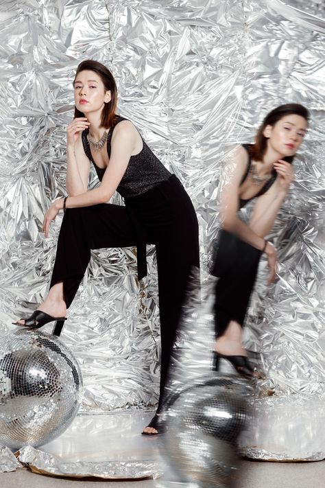 Black And Silver Photoshoot Ideas, Black And Silver Photoshoot, Silver Photoshoot Ideas, Silver Photoshoot, Conceptual Art Photography, Sitting Pose, Color Party, 2024 Color, Sitting Poses