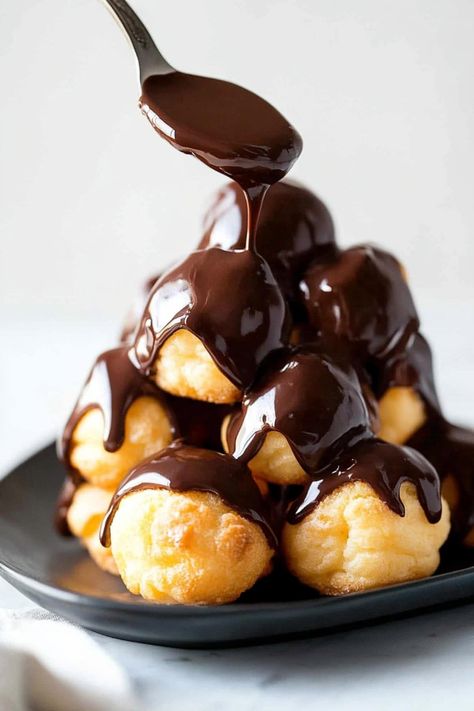 This profiteroles recipe yields crisp, hollow choux buns filled with rich vanilla pastry cream and topped with a decadent chocolate sauce. Profiteroles Filling, Chocolate Pastry Cream Filling, Profiteroles Tower, Eclair Filling, Pate A Choux Recipe, Chocolate Profiteroles, Profiteroles Recipe, Chocolate Cream Puff, Vanilla Pastry Cream