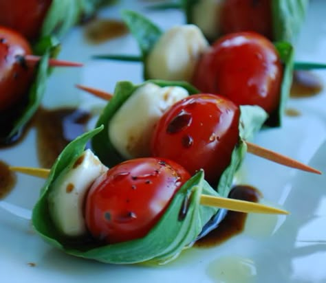 wooow con tomates de garden gourmet! Salad Caprese, Caprese Bites, Party Finger Foods, Snacks Für Party, Kebabs, Appetizers For Party, Finger Food, Skewers, Appetizer Snacks