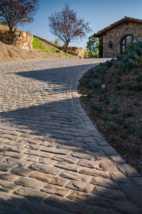 Paver Stone Driveway, Cobble Stone Drive Way, Cobblestone Driveway Ideas, Cobble Stone Patio Ideas, Brick Patio Patterns, Cobble Stone Pavers, Stone Walkway Ideas, Patio Patterns, Cobblestone Patio