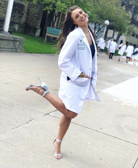 White Coat Ceremony, Doctor Outfit, Actress Hairstyles, Medical School Inspiration, Med Student, School Inspiration, Studying Inspo, Clever Ideas, White Coat