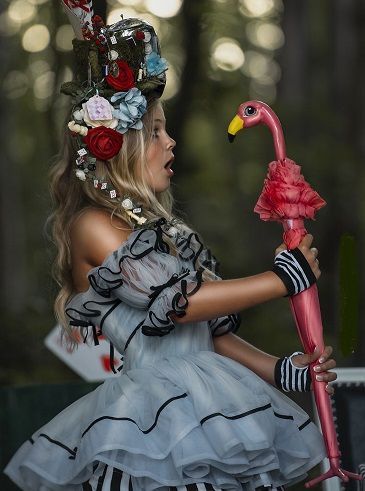 Alice In Wonderland Photoshoot, Alice In Wonderland Photography, Wonderland Photoshoot, Alice In Wonderland Outfit, Looks Hip Hop, Alice Costume, Alice In Wonderland Tea Party Birthday, Alice In Wonderland Dress, Alice In Wonderland Aesthetic