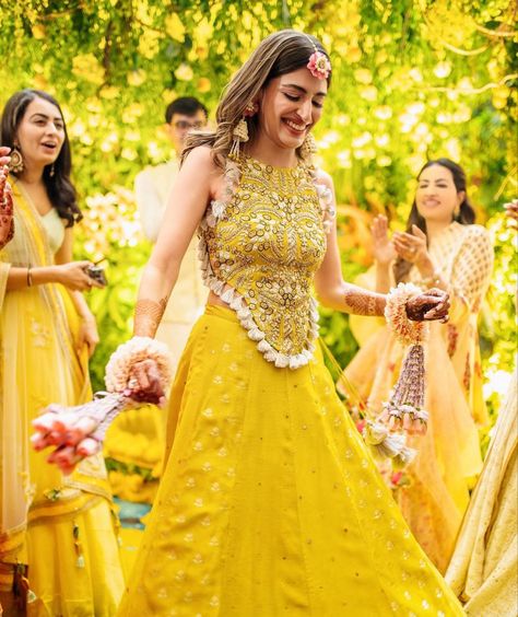 Boho Mehndi Outfit, Haldi Wedding Outfits, Indowestern Haldi Outfits For Bride, Bride Outfit For Haldi, Mehendi Dresses For Bridesmaid, Bridesmaids Haldi Outfits, Papa Dont Preach Haldi Outfit, Haldi Rasam Outfit, Haldi Ceremony Outfit New Design