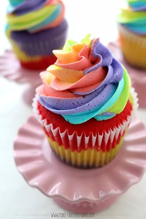 Rainbow cupcakes with rainbow frosting Rainbow Themed Cupcakes, Rainbow Frosting Cupcakes, Rainbow Cupcakes Frosting, Rainbow Cupcakes Ideas, Rainbow Unicorn Cupcakes, Pride Cupcakes, Cool Cupcakes, Cupcakes Colorful, Rainbow Cupcakes Recipe