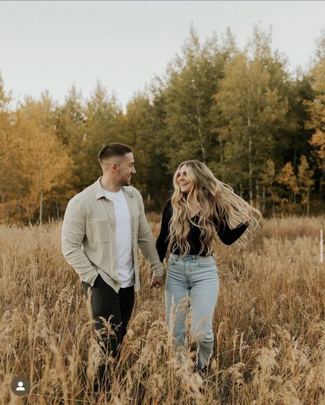 Couple Outfits Ideas Photoshoot, Couples Fall Outfits Matching, Cute Fall Couples Outfits, Photo Shoot Couple Outfit Ideas, Outfit For Couple Photoshoot, Couple Photoshoot Fall Outfit, Casual Outfits For Photoshoot, Couples Pics Poses, Cute Fall Outfits For Photoshoot Couple