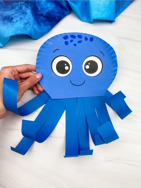 This paper plate octopus is a fun summer craft for kids! It's great for ocean animal themes. Download the free template on the blog! Sea Creatures Art And Craft, Construction Paper Octopus, Octopus Projects For Kids, Octopus Paper Craft, Craft Sea Animals, Sea Creature Crafts For Kids, Octopus Craft Preschool, Paper Plate Octopus, Sea Creature Craft