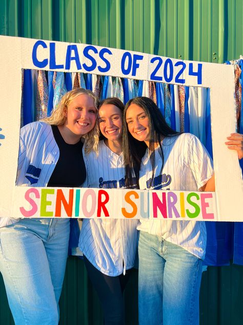 Senior Send Off Ideas, Farewell Ideas For Seniors School, Senior Class Decoration Ideas, Senior Year Activities, Senior Year Art, Farewell Ideas, Yearbook Covers Design, Senior Year Things, Senior Posters