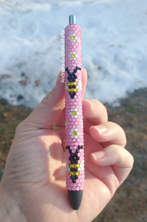 This pen features adorable bees and little daisies with a soft light pink background.  Each stone was hand placed in this honeycomb design. Pen details: - Full Rhinestone:              -Papermate Inkjoy Gel             -Black Ink  - .7 Medium Point - Refillable - Generic Blue Gel Ink Refill Included Disclaimer:  Overtime the color coating may wear off due to the oils in our hands. The length before wearing varies by color and person and cannot be given an exact time frame. This pen is handmade with each stone placed individually. Slight irregularities maybe present. All photos are taken in direct lighting. We make every effort to present the true color of the product. However, color may vary depending on the material, camera used, and/or the device used to view the product. Shipping: Shipp Rhinestone Pens Pattern, Bling Pens, Rhinestone Pens, Rhinestone Stuff, Bling Projects, Rhinestone Ideas, Diy Rhinestone Crafts, Epoxy Pens, Simple Beaded Necklaces