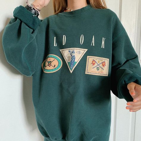 Oversized Tshirt Outfit, Vintage Crewneck Sweatshirt, Y2k Aesthetic Outfits, Vintage Crewneck, Round Neck Sweatshirts, Indie Outfits, Vintage Sweatshirt, Aesthetic Outfits, Casual Hoodie