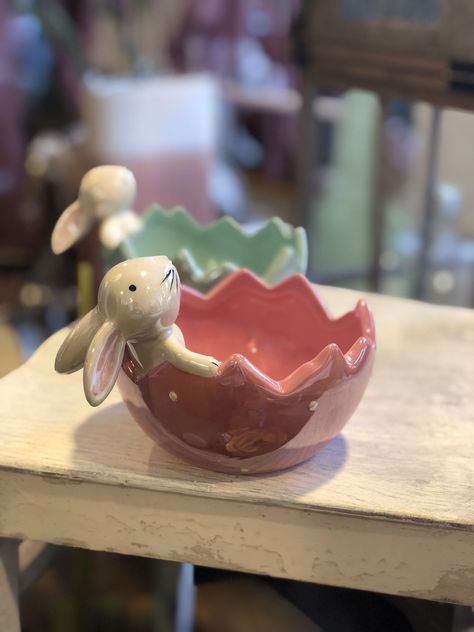 Easter Pottery Ideas, Clay Bunnies, Easter Tableware, Easter Pottery, Nifty Crafts, Pottery Animals, Ceramic Bunny, Kids Pottery, Pottery Handbuilding