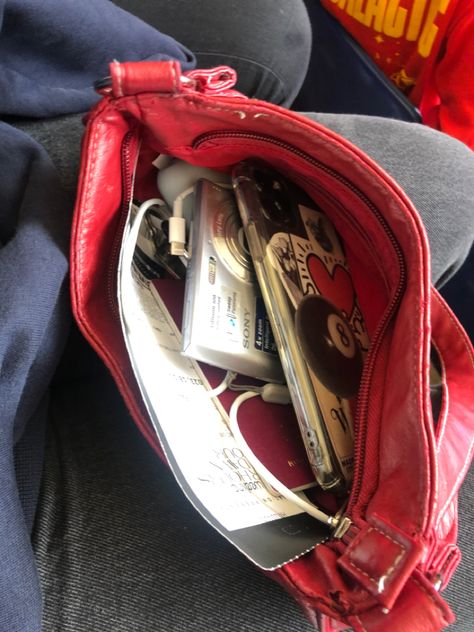 Big Purse Aesthetic, Obsessive Aesthetic, What’s In My Bag Aesthetic, Wallpaper Streetwear, Purse Aesthetic, What's In My Purse, Inside My Bag, Aesthetic Bags, In My Bag