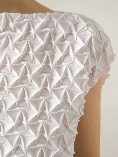 Mode Origami, Fashion Design Inspiration, Detail Couture, Tutorial Origami, Origami Dress, Origami Fashion, Sculptural Fashion, Fabric Origami, Origami Patterns