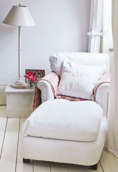 How do I get a comfortable chair? Cozy Reading Chair, Big Comfy Chair, Comfy Reading Chair, Comfy Reading, Comfy Armchair, Chair Design Modern, Cozy Chair, Shabby Chic Interiors, Shabby Chic Bedroom