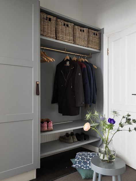 5 vanliga inredningsmissar i hallen – och hur du löser dem | ELLE Decoration Vstupná Hala, Hallway Inspiration, Mudroom Decor, Mudroom Design, Hallway Designs, Hal Decor, Hall Closet, Elle Decoration, Hallway Storage