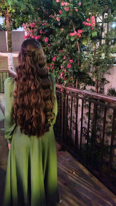 Long Wavy Hair Aesthetic, Long Curly Hair Aesthetic, Wavy Hair Aesthetic, Hair Inspiration Long, Princess Hairstyles, Long Wavy Hair, Long Hair Girl, Hair Curly, Bob Haircut